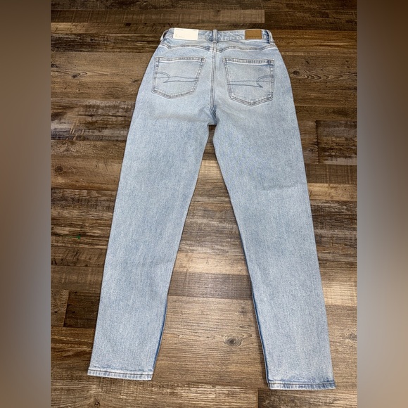 American Eagle Mom Jeans Strigid High Rise Light Wash Denim Size 2 NWT - Picture 7 of 7